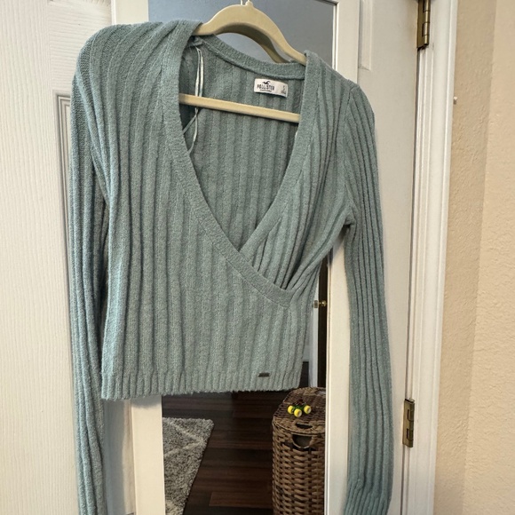 Hollister sweater - Picture 1 of 3